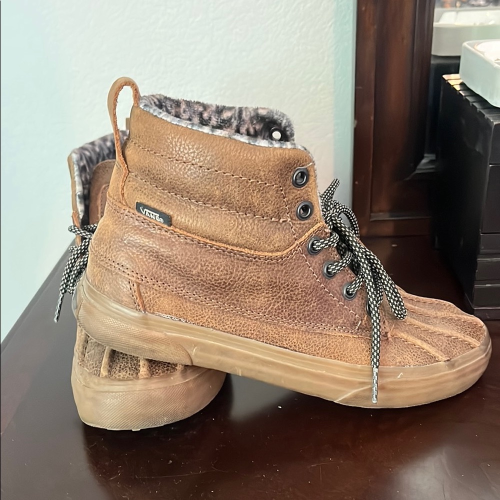 Vans Brown leather  Mid-Top Women's Boots with warm lining